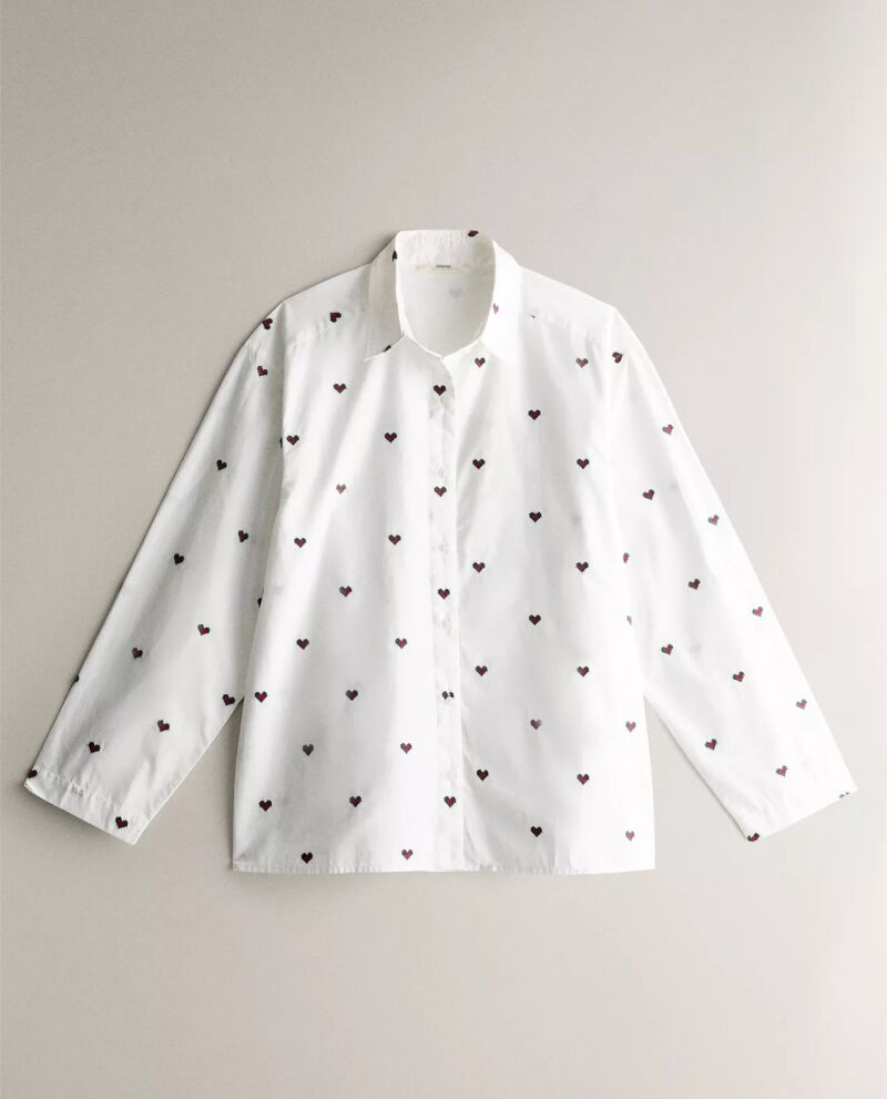 Camisa de estampado de corazones.