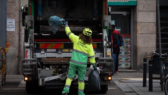Economía.- Acuerdo para subir un 3% los salarios del personal de limpieza y recogida de residuos de Barcelona
