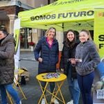 Reparto de pulseras para la detección de sustancias psicoactivas en la bebida llevada a cabo este sábado en Teruel