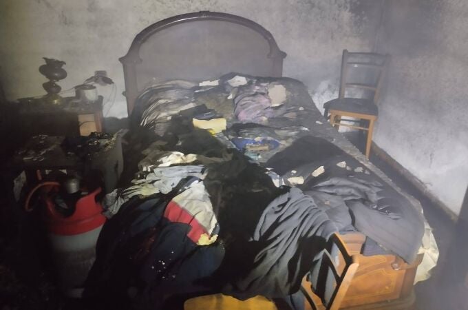 El incendio se originó al quemarse un colchón de la vivienda