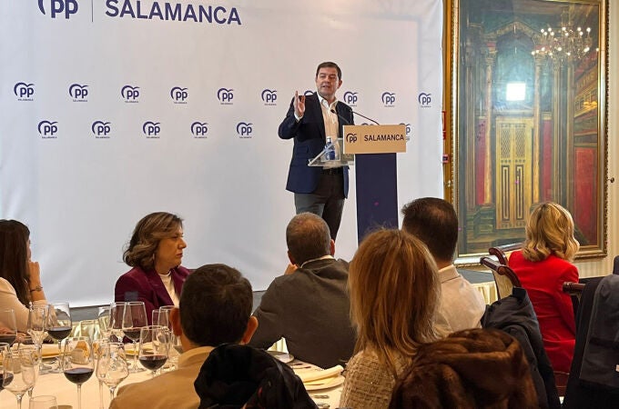 Fernández Mañueco durante su intervención en la comida de Navidad del PP de Salamanca