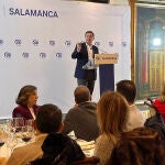 Fernández Mañueco durante su intervención en la comida de Navidad del PP de Salamanca