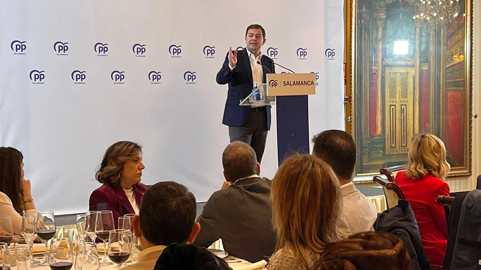Fernández Mañueco durante su intervención en la comida de Navidad del PP de Salamanca
