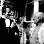 Roland Dumas bromeando con Picasso