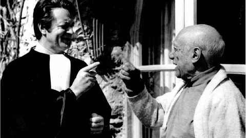 Roland Dumas bromeando con Picasso