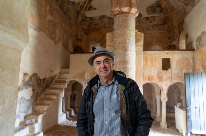 El poeta soriano Fermín Herrero en la ermita de San Baudelio de Berlanga