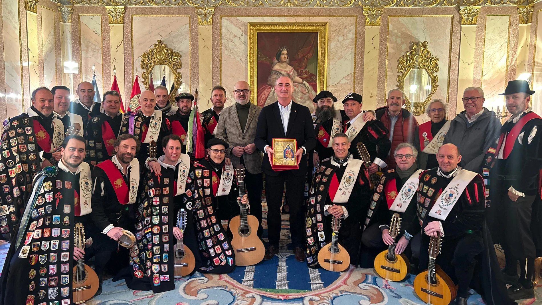 Homenaje del Ayuntamiento de Segovia a la Tuna de Magisterio por su 54 aniversario