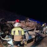 Fallece un conductor y resulta herido un pasajero tras volcar una furgoneta en la A-7, cerca de Santomera