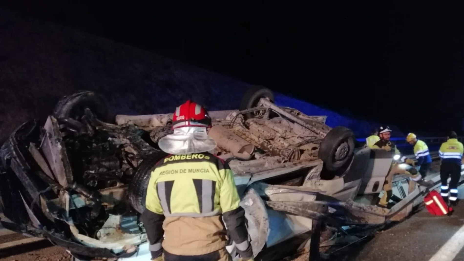 Fallece un conductor y resulta herido un pasajero tras volcar una furgoneta en la A-7, cerca de Santomera