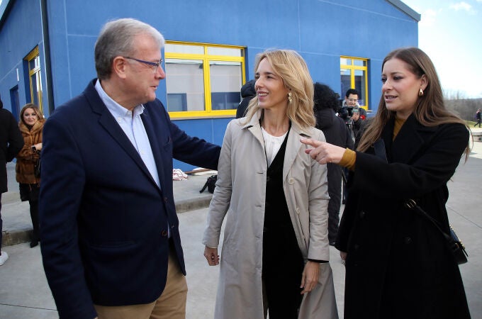 Antonio Silván junto a Cayetana Álvarez de Toledo y Esther Muñoz