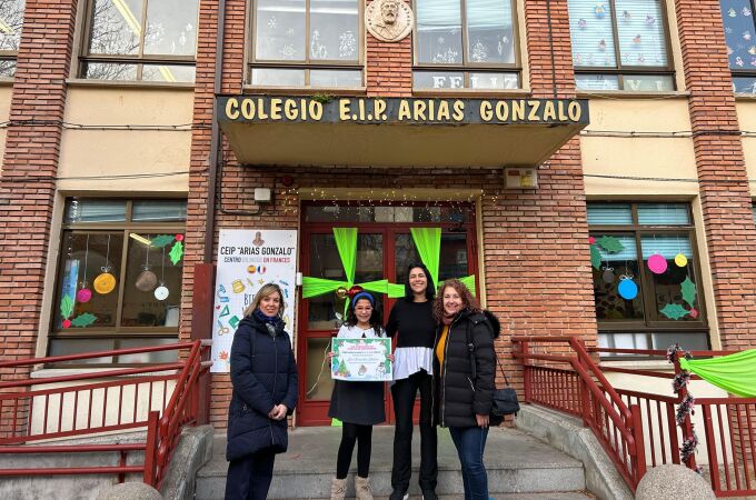 Lucía Fernández Esteban, CEIP Arias Gonzalo (Zamora), recibe uno de los premios