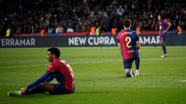 Los jugadores del Barça lamentan la última derrota ante el Atlético