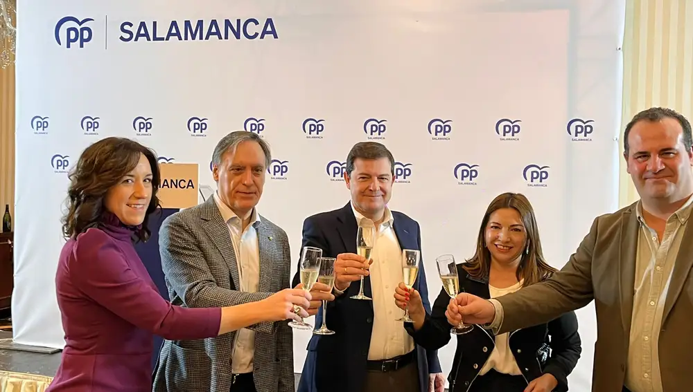 Fernández Mañueco en el brindis navideño con entre otros el alcalde de Salamanca