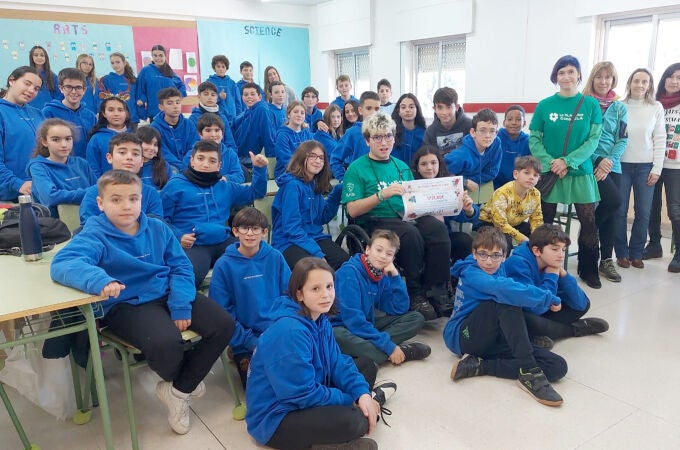 Los alumnos de sexto del colegio público María Teresa Íñigo de Toro de Valladolid recaudan ayuda en su mercadillo Navisexto para la Asociación de Afectados de ELA Castilla y León (ELACyL). Recoge el cheque David Aja, un niño afectado por ELA