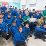 Los alumnos de sexto del colegio público María Teresa Íñigo de Toro de Valladolid recaudan ayuda en su mercadillo Navisexto para la Asociación de Afectados de ELA Castilla y León (ELACyL). Recoge el cheque David Aja, un niño afectado por ELA