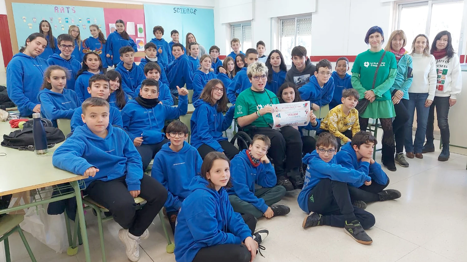 Los alumnos de sexto del colegio público María Teresa Íñigo de Toro de Valladolid recaudan ayuda en su mercadillo Navisexto para la Asociación de Afectados de ELA Castilla y León (ELACyL). Recoge el cheque David Aja, un niño afectado por ELA