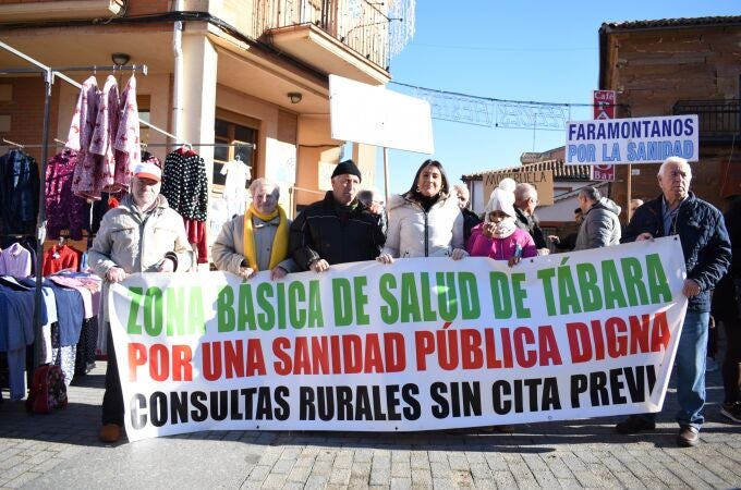 Un centenar de personas participa en Tábara (Zamora) en la concentración en Defensa de la Sanidad Pública