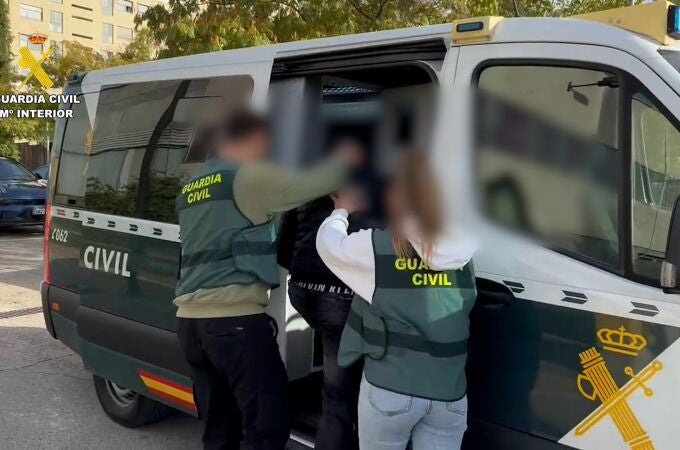 Cuadro detenidos por defraudar más de 30.000 euros robando tarjetas de crédito a ancianos cuando sacaban dinero