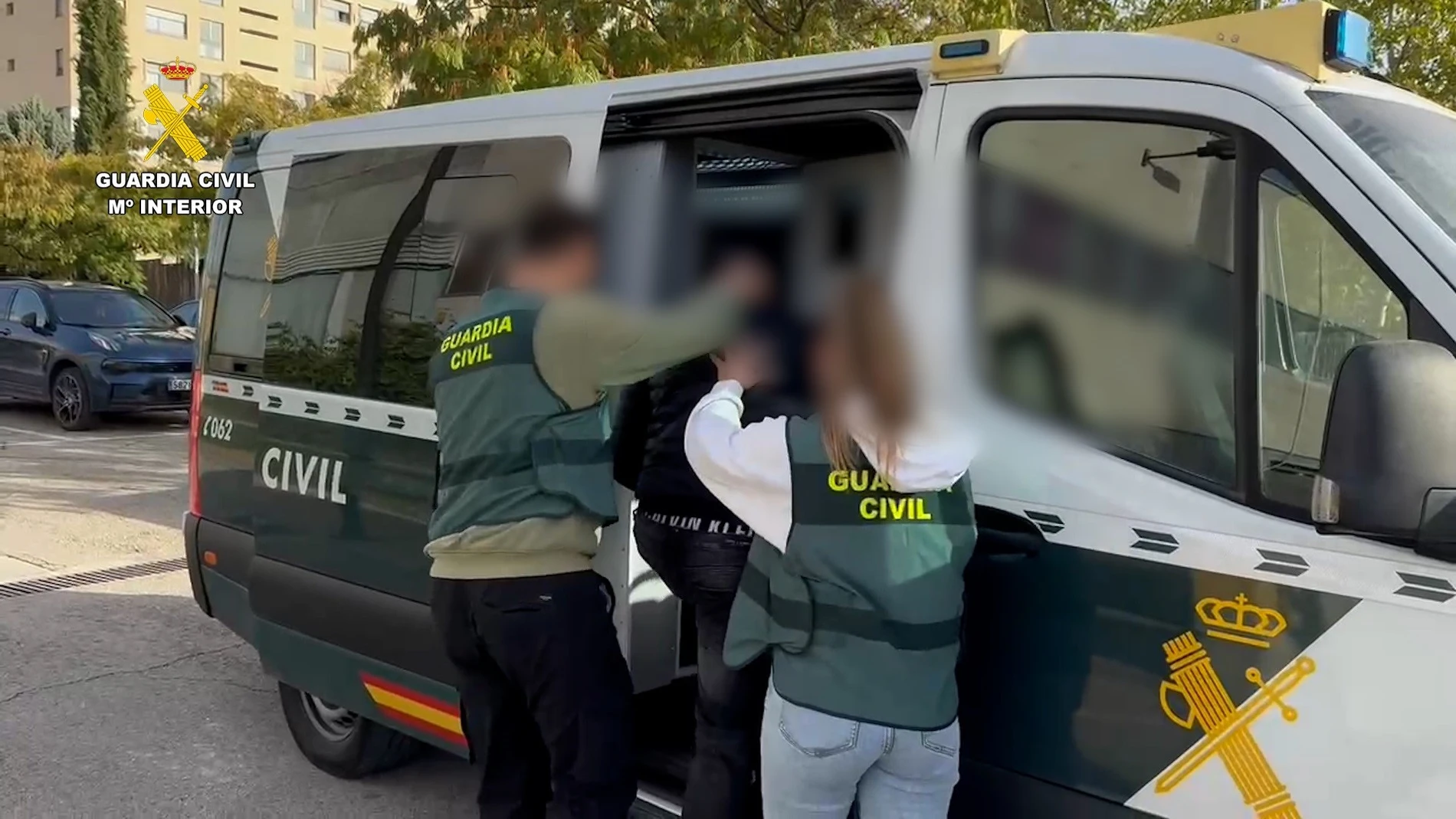Agentes de la Guardia Civil introducen en una furgoneta a un detenido. REMITIDA / HANDOUT por Guardia Civil Fotografía remitida a medios de comunicación exclusivamente para ilustrar la noticia a la que hace referencia la imagen, y citando la procedencia de la imagen en la firma 21/12/2024