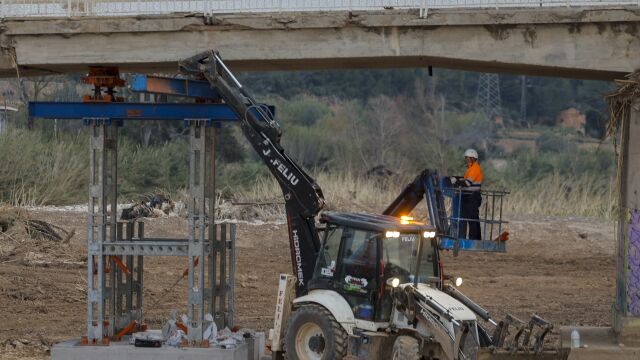 Una excavadora repara un puente en el Turia dañado por la riada del 29 de octubre