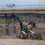 Una excavadora repara un puente en el Turia dañado por la riada del 29 de octubre