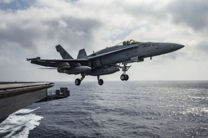 Derribado por error un avión de combate F/A-18 de EEUU al ser alcanzado por un crucero de misiles dirigidos en el Mar Rojo 