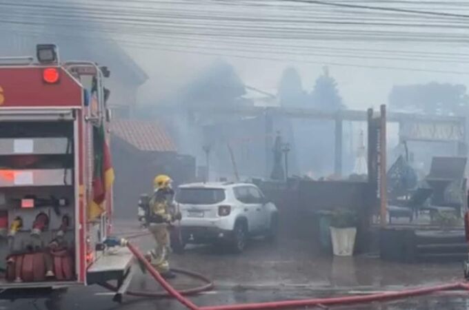 Bomberos en el lugar del accidente en la ciudad de Gramado, en el estado brasileño de Rio Grande do Sul, tras el accidente de avión