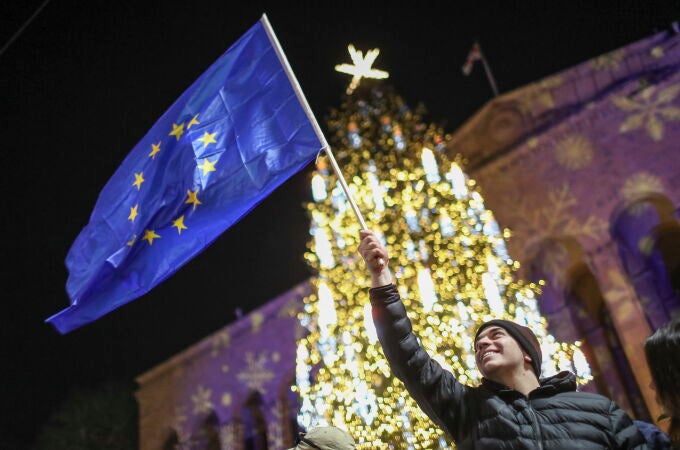 Una manifestantes sostiene una bandera europea en una protesta en Tiblisi