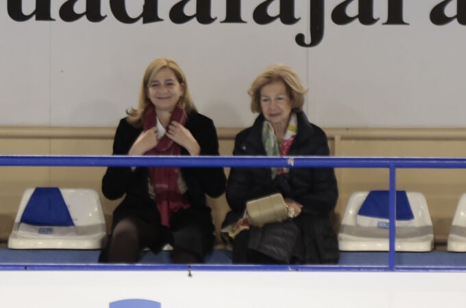 Los looks de la Infanta Cristina y la Reina Sofía.