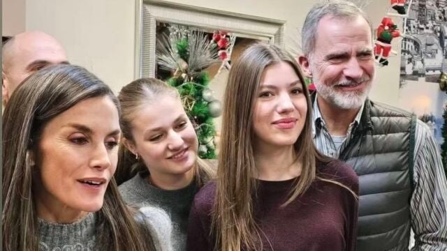 Los looks de la Reina Letizia, Leonor y Sofía en Catarroja.