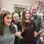 Los looks de la Reina Letizia, Leonor y Sofía en Catarroja.