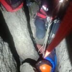 Escalador con una rodilla atrapada en una chimenea de La Cabrera consigue ser liberado tras 4 horas de rescate