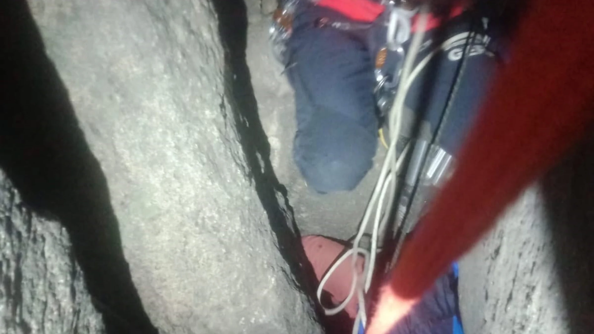 Un escalador con una rodilla atrapada en una chimenea de La Cabrera consigue ser liberado tras 4 horas de rescateREMITIDA / HANDOUT por 112-COMUNIDADFotografía remitida a medios de comunicación exclusivamente para ilustrar la noticia a la que hace referencia la imagen, y citando la procedencia de la imagen en la firma22/12/2024