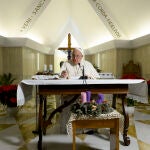 El papa reza el Ángelus resfriado desde su residencia: "Estoy mejorando"