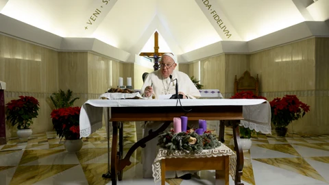 El papa reza el Ángelus resfriado desde su residencia: "Estoy mejorando"