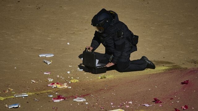Un agente de los Tedax de la Policía Nacional durante un simulacro