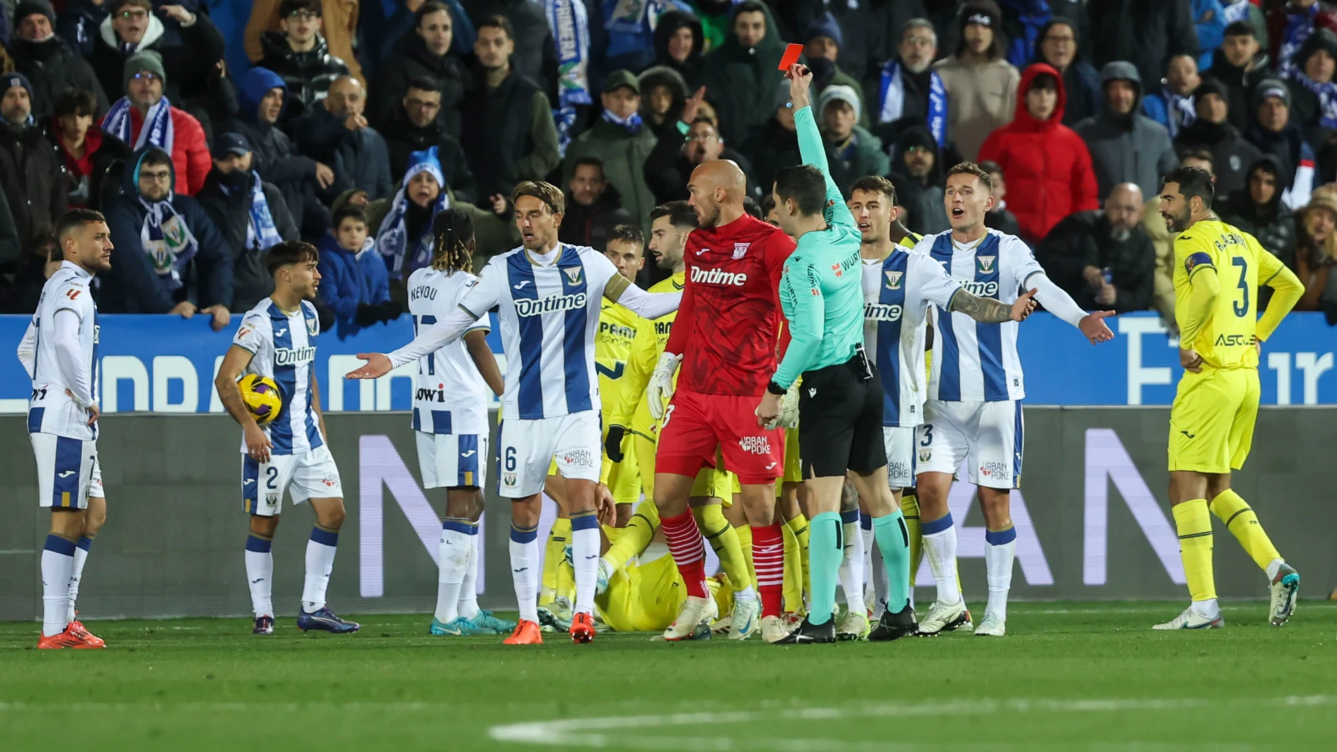 LEGANÉS (MADRID), 22/12/2024.- El colegiado muestra cartulina roja al jugador del Leganés Óscar Rodríguez durante el encuentro de la jornada 18 de LaLiga que CD Leganés y Villarreal CF disputan este domingo en el estadio de Butarque, en Leganés. EFE/Kiko Huesca