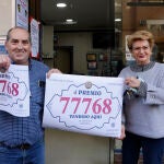 Los padres de la lotera de la administración "La estrella" muestran el cuarto premio, el número 77.768, que ha dejado 2.240.000 euros en diversos puntos de la Comunitat Valenciana