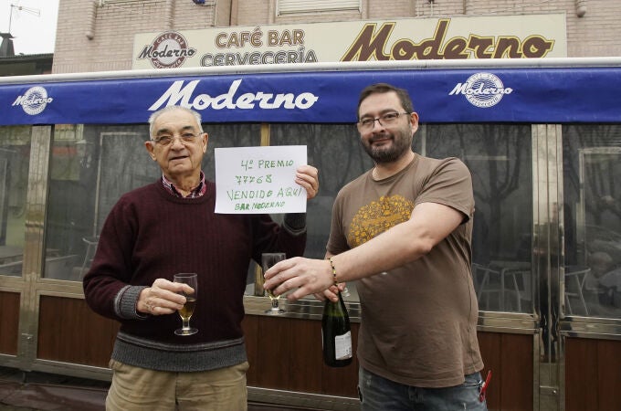 El bar 'El Moderno', de la localidad berciano de Columbrianos (León) reparte parte de un cuarto premio