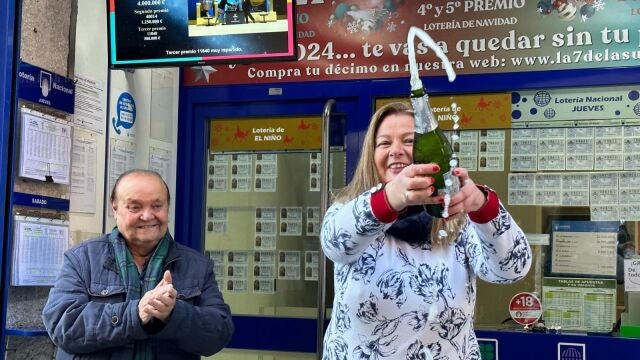 Esther Samaniego descorcha champán tras repartir 157 millones del segundo premio en Valladolid