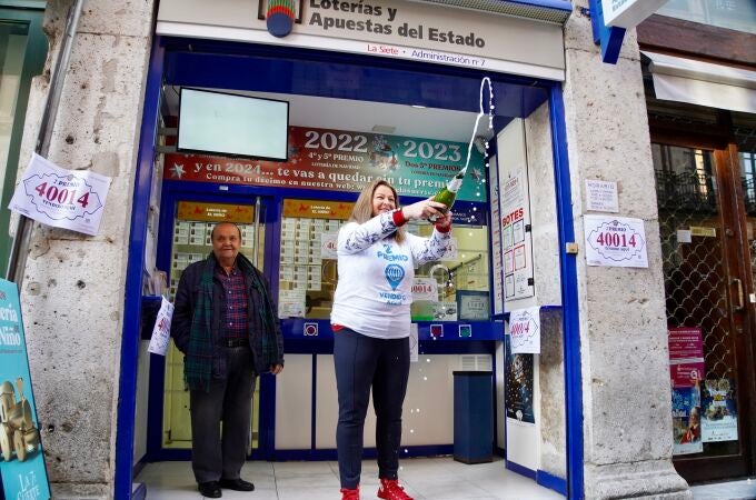 Celebración en la administración de la calle Lencería de Valladolid donde ha tocado el segundo premio