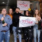 La lotera María del Carmen Rodríguez (3d) y su padre, Rafael Rodríguez (i), celebran a las puertas de la administración de lotería La Estrella de Paiporta (Valencia), ubicado cerca del barranco del Poio, tras haber vendido parte de un cuarto (el 77.768) y de un quinto premio (el 37.876) del Sorteo Extraordinario de Navidad, este domingo, este domingo en Paiporta