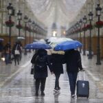 Las temperaturas aumentan este domingo en la Península y Baleares, con 10 CCAA en aviso por olas, viento, nieve y lluvia