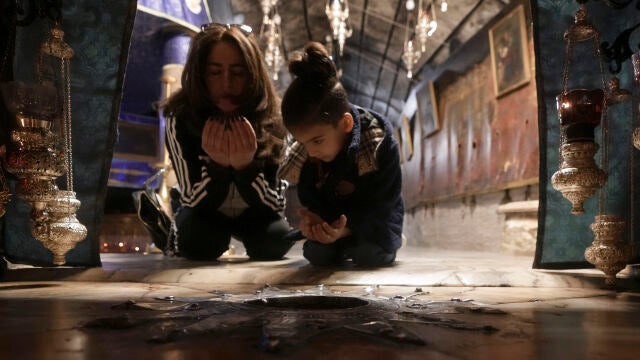 Cristianos rezan en una iglesia de Belén (Cisjordania)