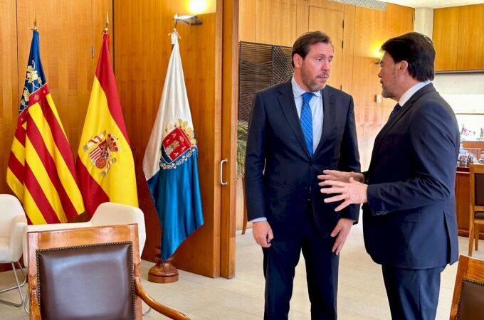 El ministro de Transportes y Movilidad Sostenible, Óscar Puente, y el alcalde de Alicante, Luis Barcala, en el Ayuntamiento de Alicante