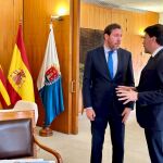 El ministro de Transportes y Movilidad Sostenible, Óscar Puente, y el alcalde de Alicante, Luis Barcala, en el Ayuntamiento de Alicante