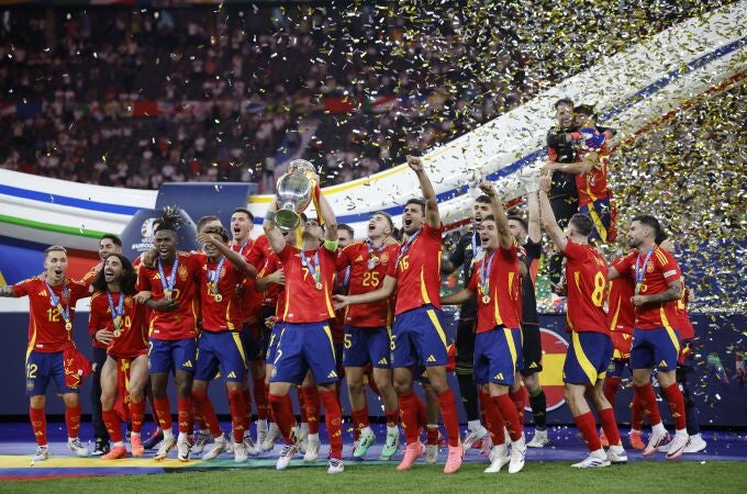 El capitán de la selección española Álvaro Morata (c) levanta el trofeo junto a sus compañeros durante la celebración de la victoria de la Eurocopa, tras vencer a Inglaterra en el partido de la final disputado este domingo en el Estadio Olímpico de Berlín. 