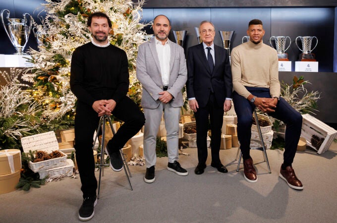 Llull, Chus Mateo, Florentino Pérez y Tavares, en la felicitación navideña del Real Madrid