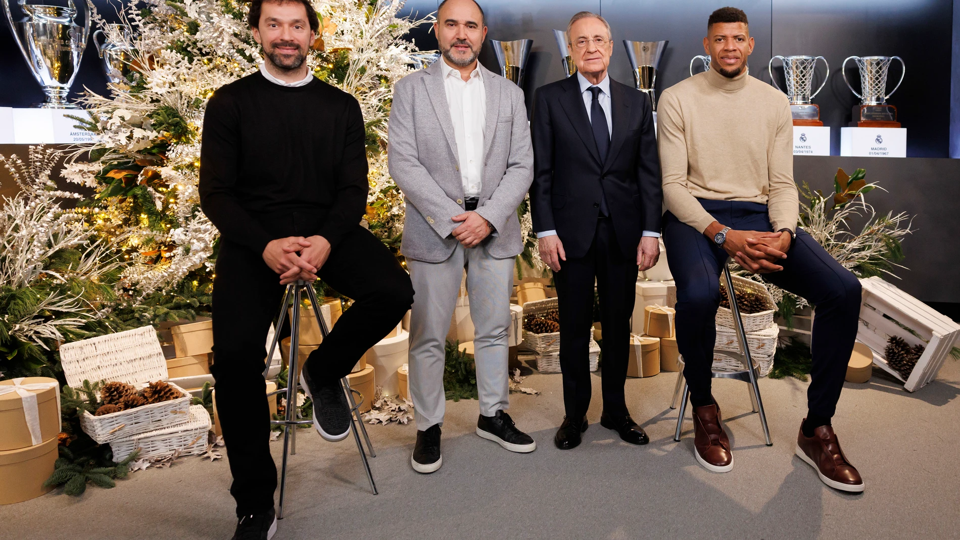Llull, Chus Mateo, Florentino Pérez y Tavares, en la felicitación navideña del Real Madrid