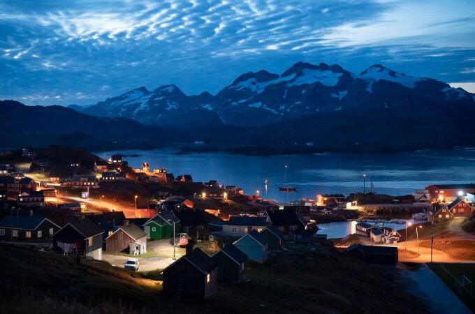 Las casa de Tasiilaq (Groenlandia), iluminadas al anochecer